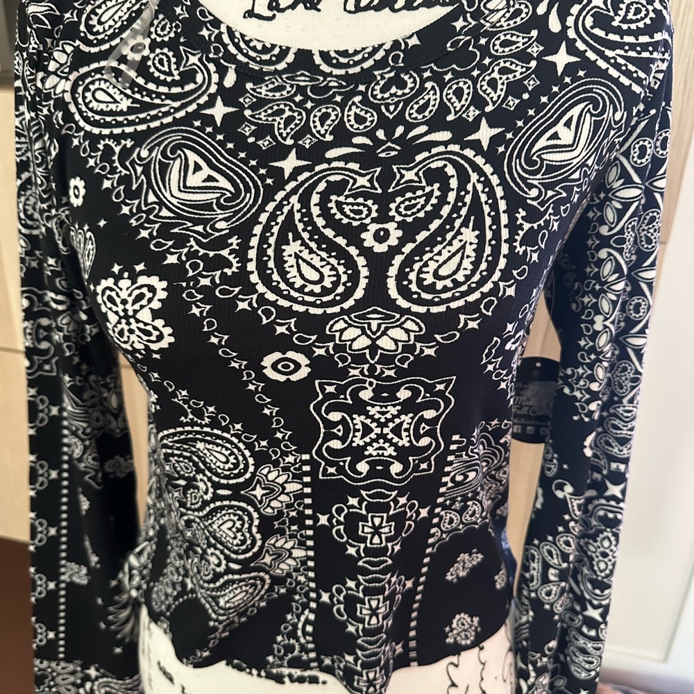 NWT-Black and White Paisley Long Sleeve Top LARGE JUNIORS/ 6 WOMANS SIZE.